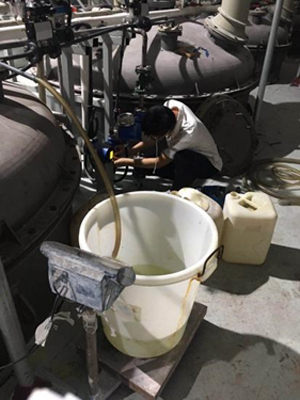 工程師進行現(xiàn)場調(diào)試 工程師進行現(xiàn)場調(diào)試