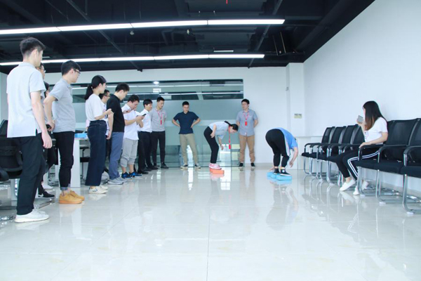 摸石頭過河比賽現場 摸石頭過河比賽現場