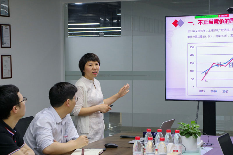 鄭海麗律師講課中 鄭海麗律師講課中